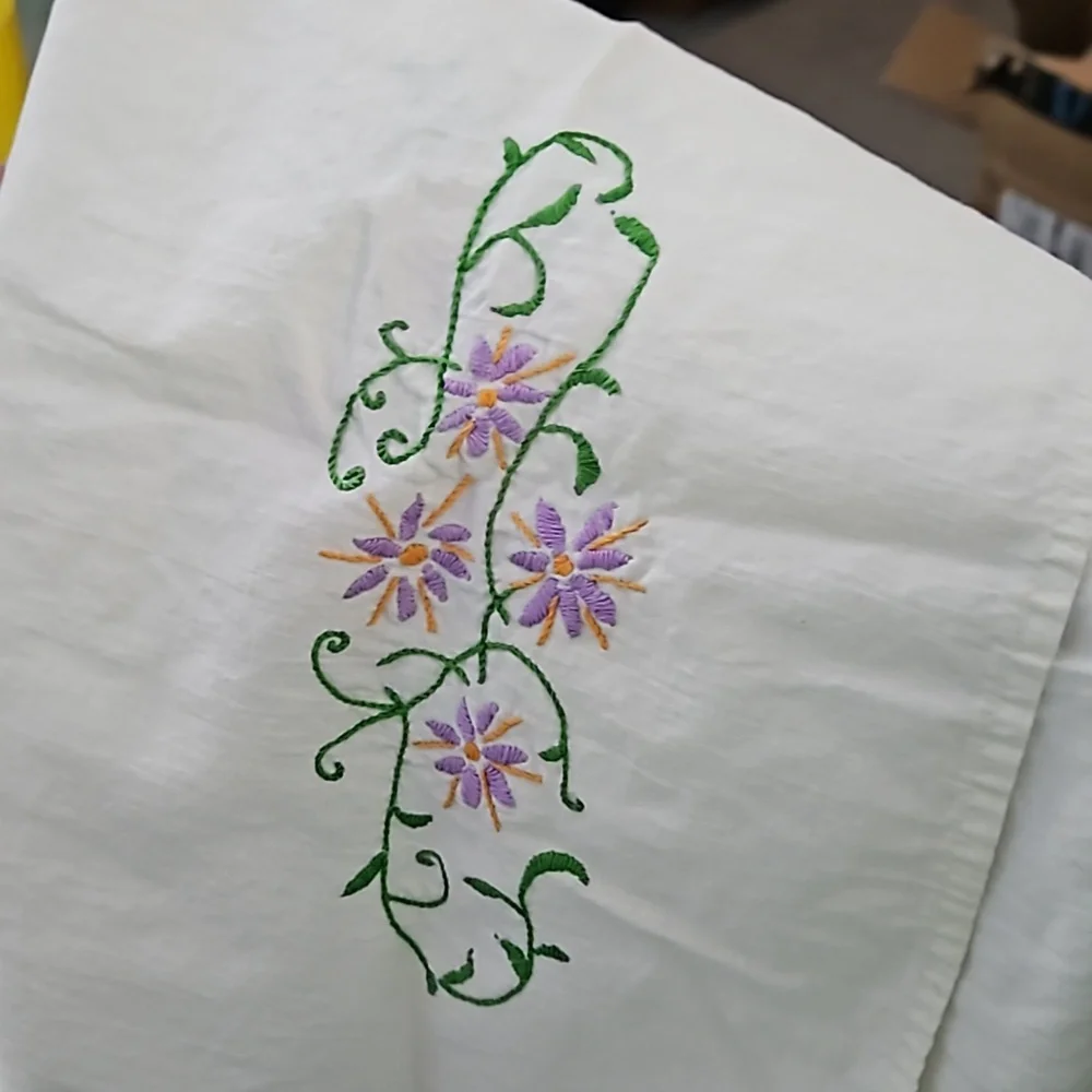 Vtg White linen table runner embroidered purple and green